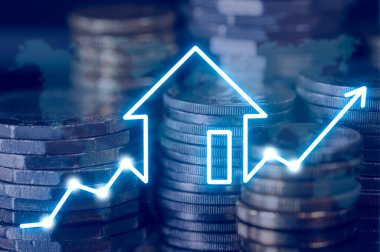Parlak ev simgesi ve yukarı doğru ok çizgisi olan bozuk para yığınları, yükselen gayrimenkul değerini, emlak yatırımları büyümesini, konut piyasası eğilimlerini, finansal başarıyı, ekonomik ilerlemeyi sembolize ediyor