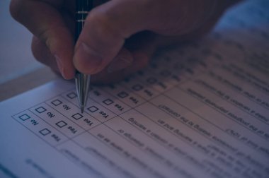 İşaretleme listesindeki işaretleri işaretlemek için kalem kullanarak seçici odaklama elini kapat ve işaretle