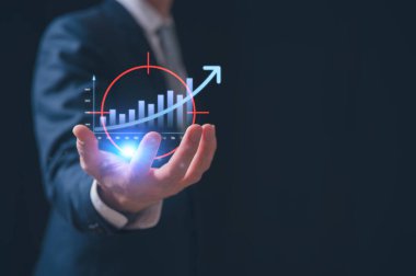 İş adamı Hand, büyüme iş stratejisi okuyla, gelişim grafiği kârının artması veya ekonomik yatırım gelirinin artması hedefini hedefleyen, başarı hedefinin geliştirilmesi konseptini yükseltti..