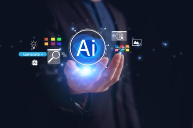 İş adamı yapay zeka teknolojisini elinde tutuyor. Teknoloji ürünü akıllı robot yapay zeka kullanan bir adam komutaya girip bir şey üretiyor, geleceksel teknoloji dönüşümü. Al ile sohbet et.