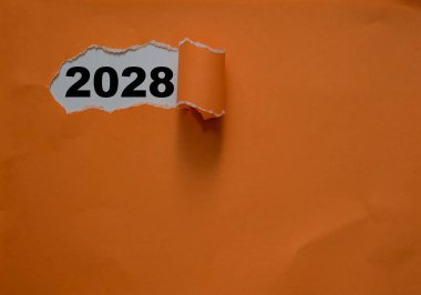 2028 kağıt üzerinde turuncu renkli kapaklı yeni yıl iş planları ve yeni yıl çözümleri kavramında soyulmuş, kağıt üzerinde tipografik 2028 ile yeni yıl kavramı