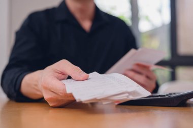 Tümdengelim planlama. Dengeyi hesaplamak için hesap makinesi kullanan eller vergi indirimi gelirlerini ve faturaları hazırlayın, bütçe harcamalarını ödeyin kişisel gelir vergisi beyannamesi