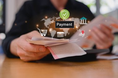 Tümdengelim planlama. Dengeyi hesaplamak için hesap makinesi kullanan eller vergi indirimi gelirlerini ve faturaları hazırlayın, bütçe harcamalarını ödeyin kişisel gelir vergisi beyannamesi