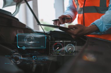 Bakım listesi araç servisi ve konsept kontrolü için tableti tutan bir tamircinin eli, tamir için yazılım, teknolojik kontrol otomobili