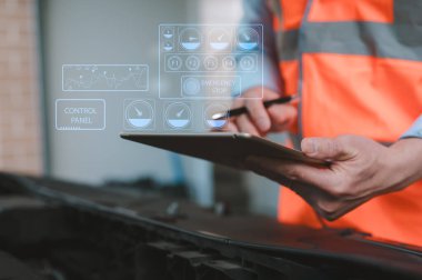 Bakım listesi araç servisi ve konsept kontrolü için tableti tutan bir tamircinin eli, tamir için yazılım, teknolojik kontrol otomobili