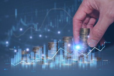 Yükselen grafikle madeni paraları istifleyen işadamı, tasarruf ve finansal büyümeyi simgeleyen yükselen bozuk para yığını