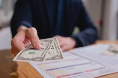 Bütçe planlama, finansal yatırım, iş ve proje yönetimi için bütçe tahsisi kavramında dolar gösterimi. Etkili ve akıllı bütçe.