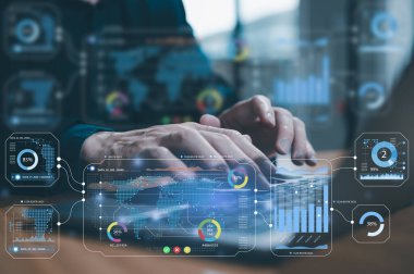 Yatırım finansal konsepti İş finans veri analizi grafiği. Finansal yönetim teknolojisi. Sanal ekranda KPI Kontrol Paneli kullanan danışman, veri grafikleriyle çalışan bilgisayar laptopu kullanan adam