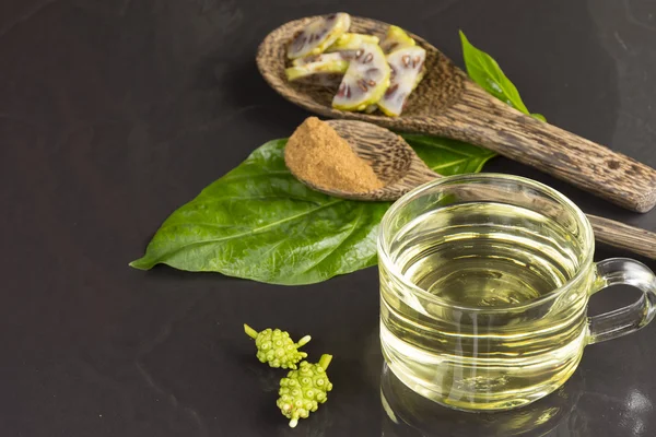 Noni meyve ve noni noni tozu siyah tablo ile suyu. Meyve sağlık ve bitki sağlığı için.