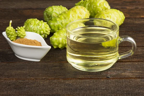 Noni meyve ve noni noni tozu siyah tablo ile suyu. Meyve sağlık ve bitki sağlığı için