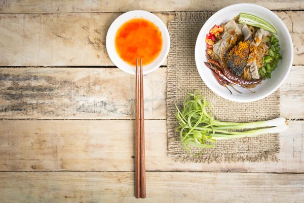 Noodles in Thailand Beef noodle on wooden table. — Stock Photo, Image