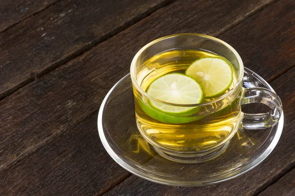  Cam eski ahşap zemin üzerine sıcak limonlu çay. Yakın çekim