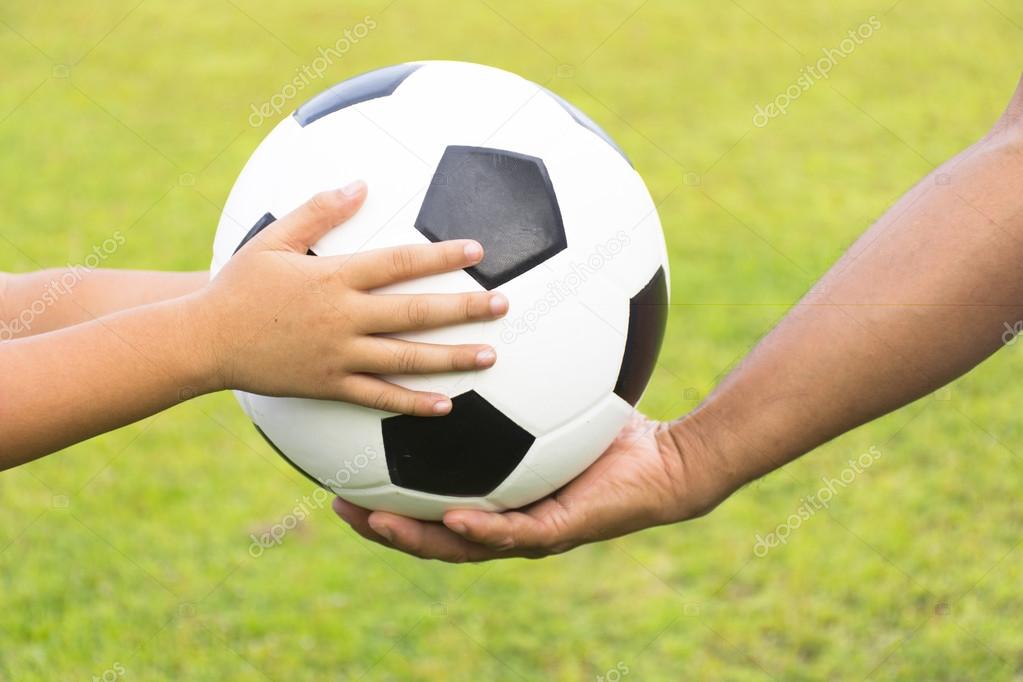 サッカー ボールと背景の緑の芝生の上のコーチの子 ストック写真 C S Hotmail Com サッカー ボールと背景の緑の芝生の上のコーチの子 ストック写真 C S Hotmail Com