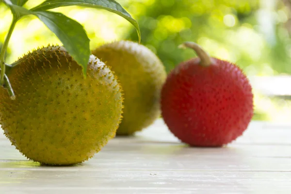 Junge grüne Baby-Jackfrucht und reife grüne Baby-Jacke auf hölzernem weißem Hintergrund. Obst für die Gesundheit oder Kräuter für die Gesundheit — Stockfoto