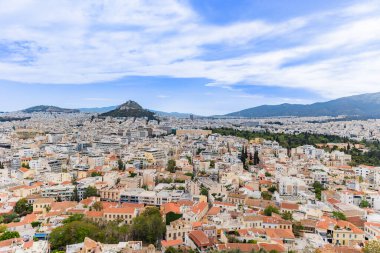Arka planda Lycabettus Dağı ile Atina 'nın panoramik hava manzarası. Yoğun şehir manzarası, tepeler ve Yunanistan 'ın tarihi kent manzarası