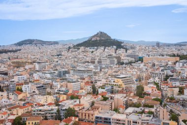 Arka planda Lycabettus Dağı ile Atina 'nın panoramik hava manzarası. Yoğun şehir manzarası, tepeler ve Yunanistan 'ın tarihi kent manzarası
