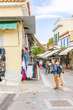 Atina, Yunanistan - 15 Mayıs 2024: Plaka Tarihi Bölgesinde Alışveriş yapan Turistler