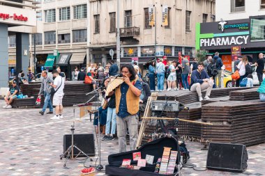 Atina, Yunanistan - 15 Mayıs 2024: Çeşitli Turistler İçin Sokak Müzisyeni Gösterisi
