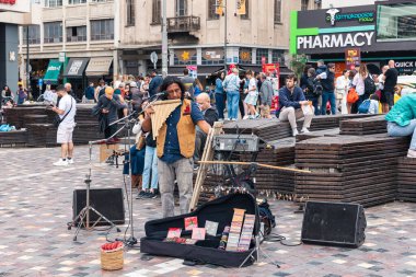 Atina, Yunanistan - 15 Mayıs 2024: Çeşitli Turistler İçin Sokak Müzisyeni Gösterisi