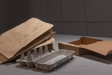 Kağıt, karton ve plastik ambalajı kapat, geri dönüşüm ihtiyacını vurgula, atık sıralama ve kutudaki boşluğu kopyala