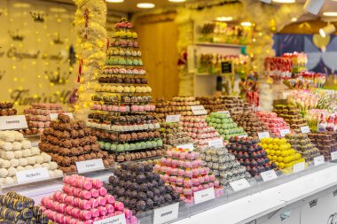 Budapeşte 'deki şenlikli bir Noel pazarında çeşitli çikolatalı trüf ve tatlılardan oluşan dikey göz hizasında bir kare.