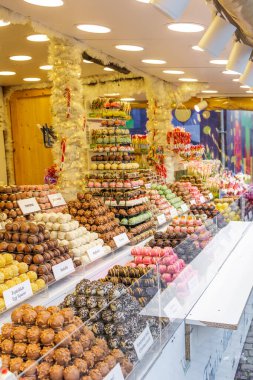 Budapeşte 'deki şenlikli bir Noel pazarında çeşitli çikolatalı trüf ve tatlılardan oluşan dikey göz hizasında bir kare.
