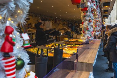 Budapeşte, Macaristan - 18 Aralık 2025: Noel pazarında yiyecek standı