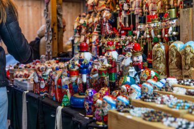 Geleneksel ahşap fındıkkıran heykelciklerinin mavi ve kırmızı üniformalı, davul çalan, diğer renkli halk sanatları oyuncakları Budapeşte, Macaristan 'daki Advent Bazilika Noel Pazarı' nda, Aralık 2025