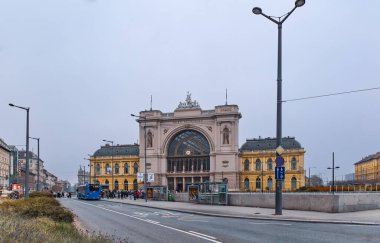 Budapeşte, Macaristan - 24 Ekim 2025: Keleti tren istasyonu cephesi ve Baross Gabor anıtı
