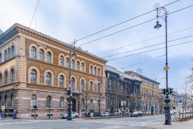 Budapeşte, Macaristan - 24 Ekim 2025: Andrassy Caddesi 'nin Noel süslemeleri ile büyük mimarisi