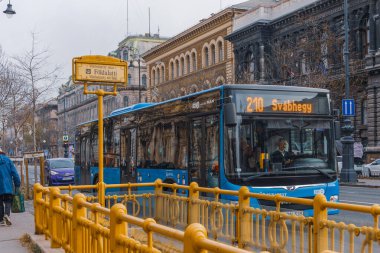 Budapeşte, Macaristan - 24 Ekim 2025: Andrassy Bulvarı 'ndaki Vrsmarty utca Metro İstasyonuna Giriş