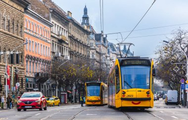 Budapeşte, Macaristan - 24 Ekim 2025: Oktogon kavşağı yakınlarındaki Grand Boulevard 'da sarı tramvay ve trafik