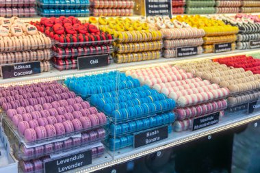 Budapeşte, Macaristan - 24 Ekim 2025: Bir Noel pazarında renkli kurabiyeler sergileniyor