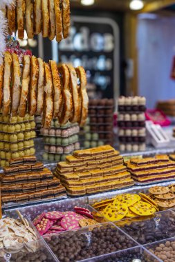 Budapeşte, Macaristan - 24 Ekim 2025: Bir Noel pazarında renkli kurabiyeler sergileniyor