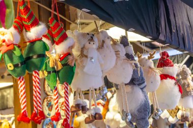 Budapeşte 'de bir Noel pazarında asılı duran çeşitli konforlu ren geyiği ve cüce süslemelerinin yatay göz seviyesi