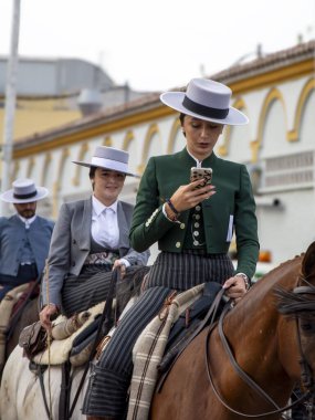 Fuengirola, Mlaga, İspanya. 12 Ekim 2025. Fuengirola Fuarı 'nda atlarını süren bir grup atlı geleneksel Ekim panayır kutlamaları sırasında.