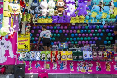 Fuengirola, Mlaga, İspanya. 12 Ekim 2025. Fuengirola Fuarı 'ndaki çocuklara yönelik cazibe.