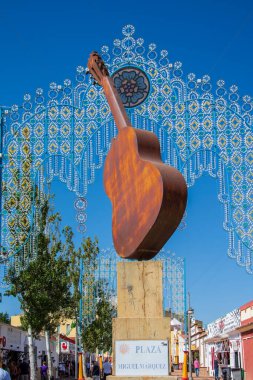 Fuengirola, Mlaga, İspanya. 12 Ekim 2025. Fuengirola sergi merkezindeki döner kavşaklardan birinde İspanyol gitarı anıtı..