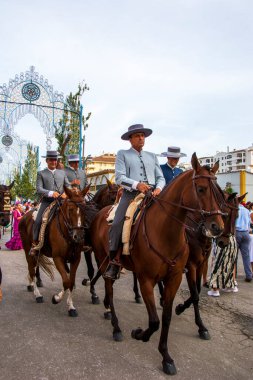 Fuengirola, Mlaga, İspanya. 12 Ekim 2025. Fuengirola Fuarı 'nda atlarını süren bir grup atlı geleneksel Ekim panayır kutlamaları sırasında.