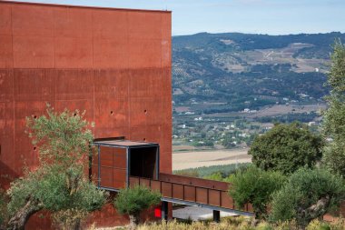 Ronda 'da mimar Phillippe Starck tarafından tasarlanan, zeytin ağaçlarıyla çevrili petrol fabrikasının cephesi..