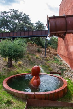 Ronda 'da mimar Phillippe Starck tarafından tasarlanan, zeytin ağaçlarıyla çevrili petrol fabrikasının cephesi..