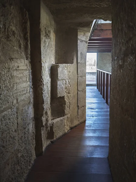 Cordoba Camii 'nin çan kulesindeki taş koridor.