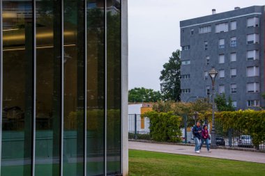 Cordoba, Endülüs, İspanya. 13 Kasım 2025. İspanya 'nın Cordoba kentindeki bir binanın perdesinde yürüyen insanların yansımaları..