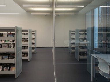 Cordoba, Endülüs, İspanya. 13 Kasım 2025. İspanya 'nın Cordoba kentindeki halk kütüphanesinde raflar kitaplarla dolu..