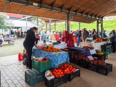 Coin, Mlaga, İspanya. 21 Ocak 2026. Kadınlar, İspanya 'nın Coin şehrinde yerel ürünler satan organik pazardaki meyve ve sebze tezgahlarında satış yapıyorlar..