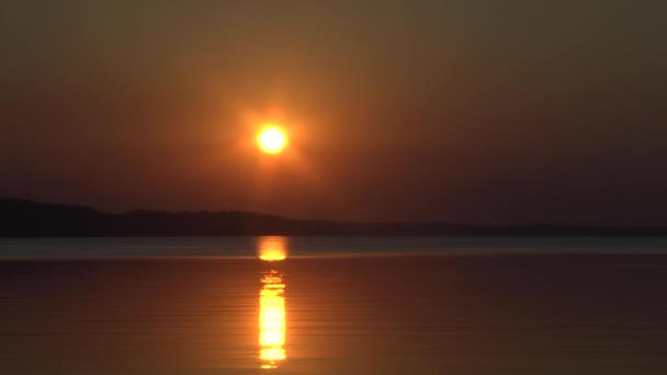 Ειρηνικού κόκκινο ηλιοβασίλεμα στις θάλασσες — Αρχείο Βίντεο