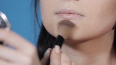 kız yüz pudrası alır