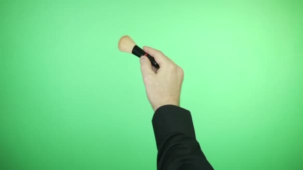 Groene achtergrond, borstel in de hand, tekenen — Stockvideo