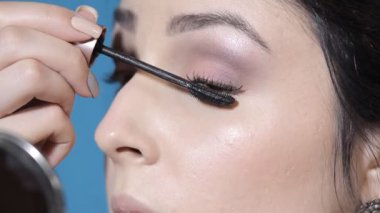 kirpik üzerinde rimel uygulamak 