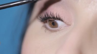 kirpik üzerinde rimel uygulamak